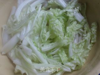 白菜炒肉丝的做法步骤：2