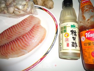 糖醋鲷鱼的做法步骤：1