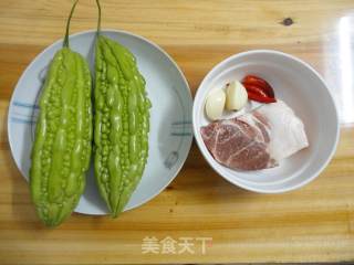 苦瓜炒肉片的做法步骤：1