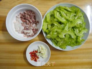 苦瓜炒肉片的做法步骤：2