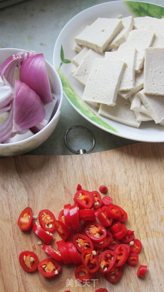 馆子点击率很高的一道菜—— 干锅杏鲍菇千叶豆腐的做法步骤：2