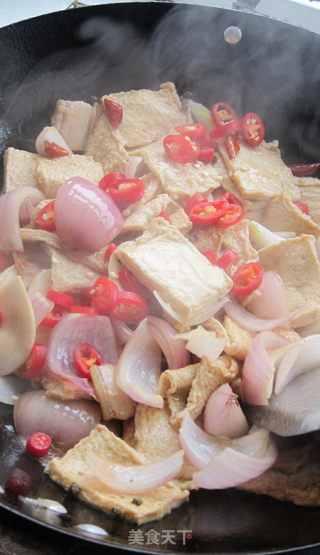馆子点击率很高的一道菜—— 干锅杏鲍菇千叶豆腐的做法步骤：8