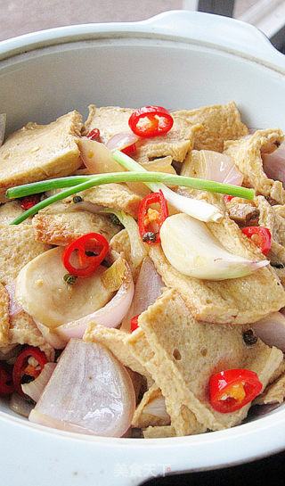 馆子点击率很高的一道菜—— 干锅杏鲍菇千叶豆腐的做法步骤：10