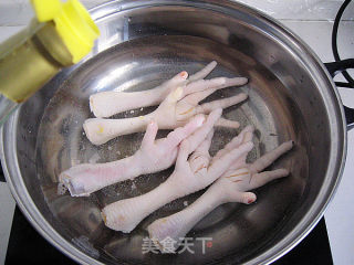 蒜蓉辣酱爆凤爪的做法步骤：2