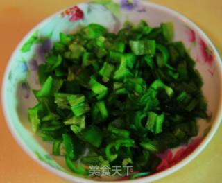 青椒银鱼炒蛋的做法步骤：2