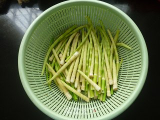 腌菜炒小春笋的做法步骤：3