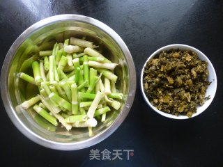 腌菜炒小春笋的做法步骤：4