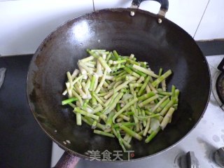 腌菜炒小春笋的做法步骤：7