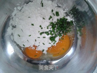 超简单葱香鸡蛋煎饼的做法步骤：2