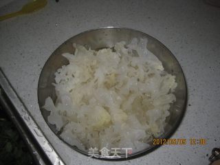凉拌银耳的做法步骤：1