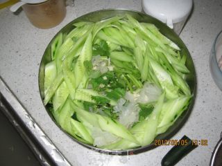 凉拌银耳的做法步骤：2