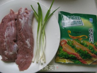 香葱里脊卷的做法步骤：1