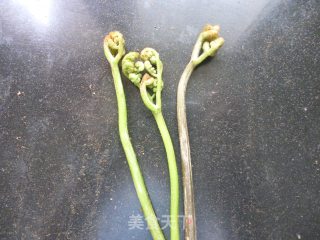 炒酸辣蕨菜的做法步骤：1
