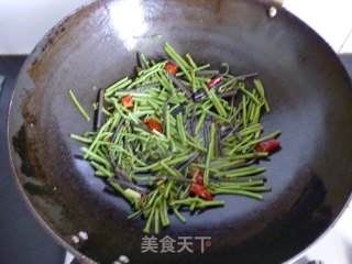 炒酸辣蕨菜的做法步骤：5