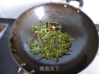 炒酸辣蕨菜的做法步骤：6