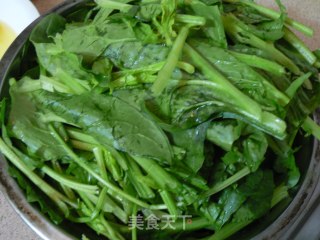 鸡蛋炒菠菜的做法步骤：1