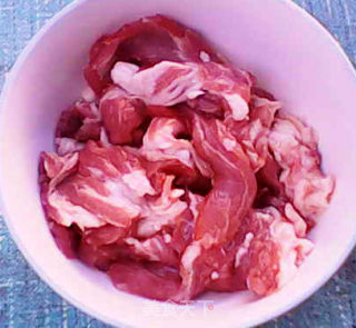 木耳炒肉片的做法步骤：2