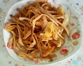 黄花菜肉片汤的做法步骤：1