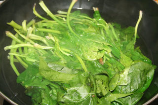 【菠菜两吃法，新派菜谱】翡翠面的做法步骤：2