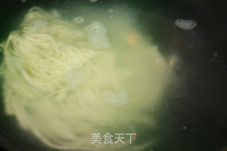【菠菜两吃法，新派菜谱】翡翠面的做法步骤：13