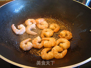 虾仁XO酱炒蒜苔的做法步骤：4