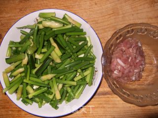 蒜苔炒肉的做法步骤：1