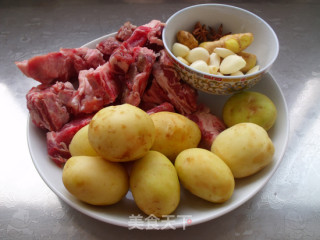 【详解家常排骨炖菜】土豆蛋炖排骨的做法步骤：1