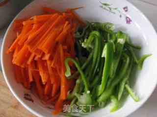 胡萝卜青椒肉丝的做法步骤：1