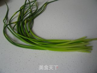 抽一把蒜苗，做个香喷喷的干锅--蒜苗鸭掌干锅的做法步骤：3