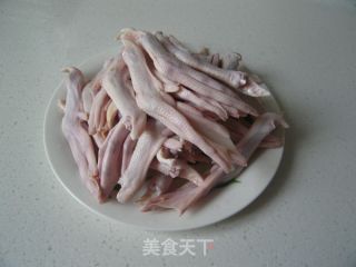 抽一把蒜苗，做个香喷喷的干锅--蒜苗鸭掌干锅的做法步骤：4