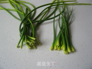 抽一把蒜苗，做个香喷喷的干锅--蒜苗鸭掌干锅的做法步骤：5