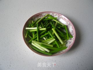 抽一把蒜苗，做个香喷喷的干锅--蒜苗鸭掌干锅的做法步骤：6