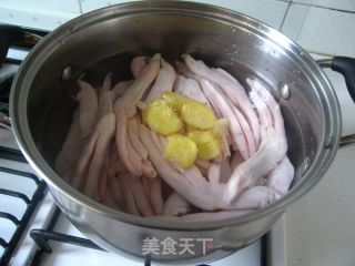 抽一把蒜苗，做个香喷喷的干锅--蒜苗鸭掌干锅的做法步骤：7