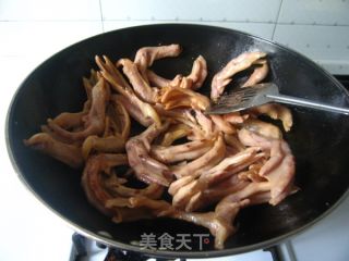 抽一把蒜苗，做个香喷喷的干锅--蒜苗鸭掌干锅的做法步骤：8