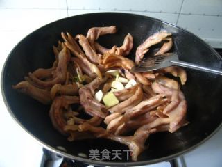 抽一把蒜苗，做个香喷喷的干锅--蒜苗鸭掌干锅的做法步骤：9