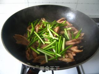 抽一把蒜苗，做个香喷喷的干锅--蒜苗鸭掌干锅的做法步骤：10