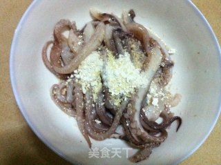 鱿鱼须炒水瓜的做法步骤：1