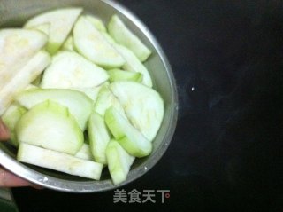 鱿鱼须炒水瓜的做法步骤：2