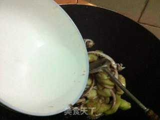 鱿鱼须炒水瓜的做法步骤：4