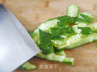 【爽口凉菜】和麻酱有技巧---麻酱拌黄瓜的做法步骤：2