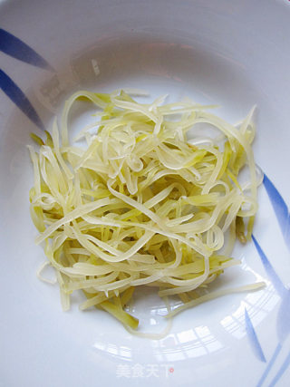 夏季超受欢迎的开胃小菜——榨菜版蚂蚁上树的做法步骤：1