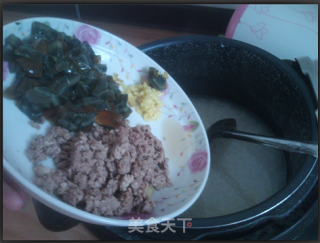 夏天必备：皮蛋瘦肉粥的做法步骤：5