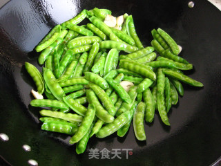 火腿炒豌豆荚的做法步骤：5