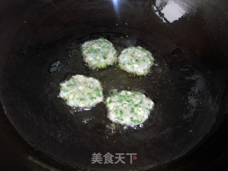 香椿煎虾饼的做法步骤：11