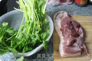 芹菜鲜肉水饺的两种吃法的做法步骤：1