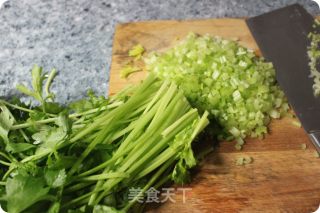 芹菜鲜肉水饺的两种吃法的做法步骤：2