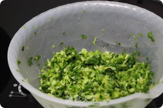 芹菜鲜肉水饺的两种吃法的做法步骤：4
