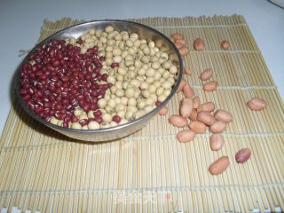 杂粮豆浆+卷肉饼的做法步骤：1