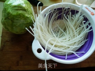 包菜炒粉条的做法步骤：1