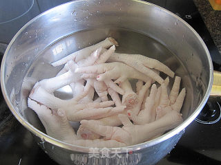 鸡脚煲白菜干汤的做法步骤：1